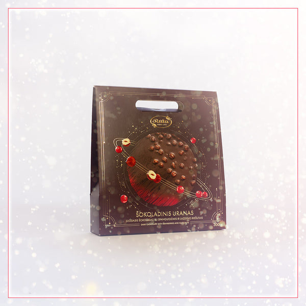 Juodasis šokoladas su spanguolėmis ir lazdyno riešutais. Kalėdinė dovanaKalėdinės dovanos Klaipėdoje, Plungėje, Rietave. Dovanų idėjos-parduotuvė Plunksna